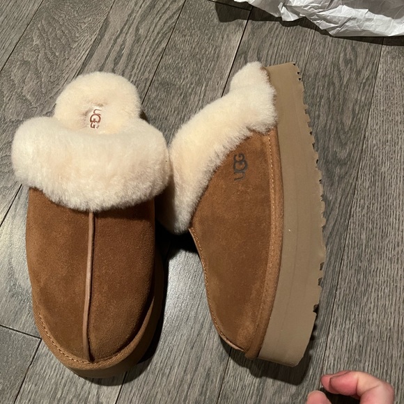 UGG womens slide
Disquette Suede & Shearling Platform Slippers1122550 chestnut - Picture 11 of 13